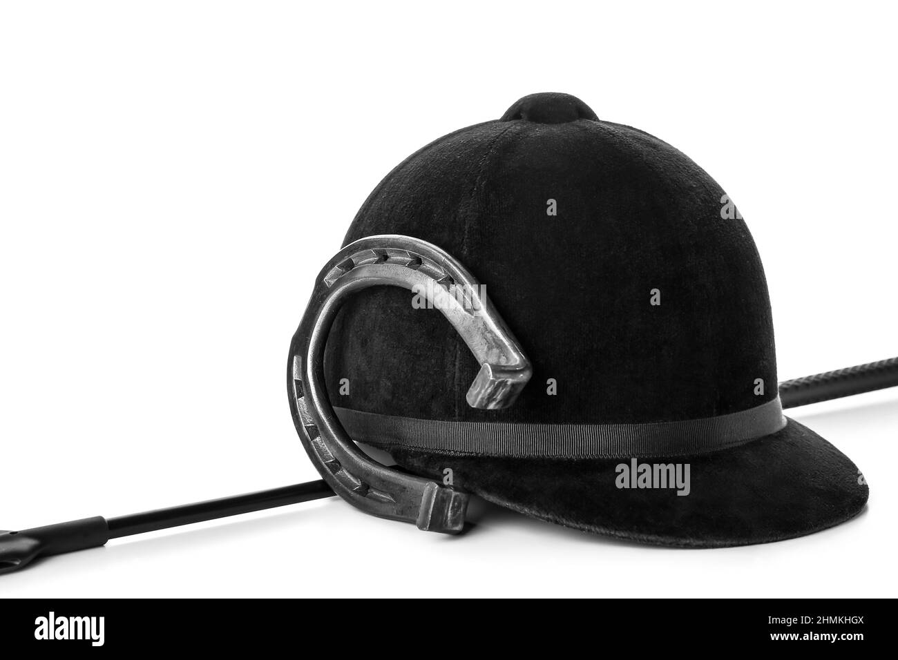 Casco da equitazione e raccolto con ferro di cavallo su sfondo bianco Foto Stock