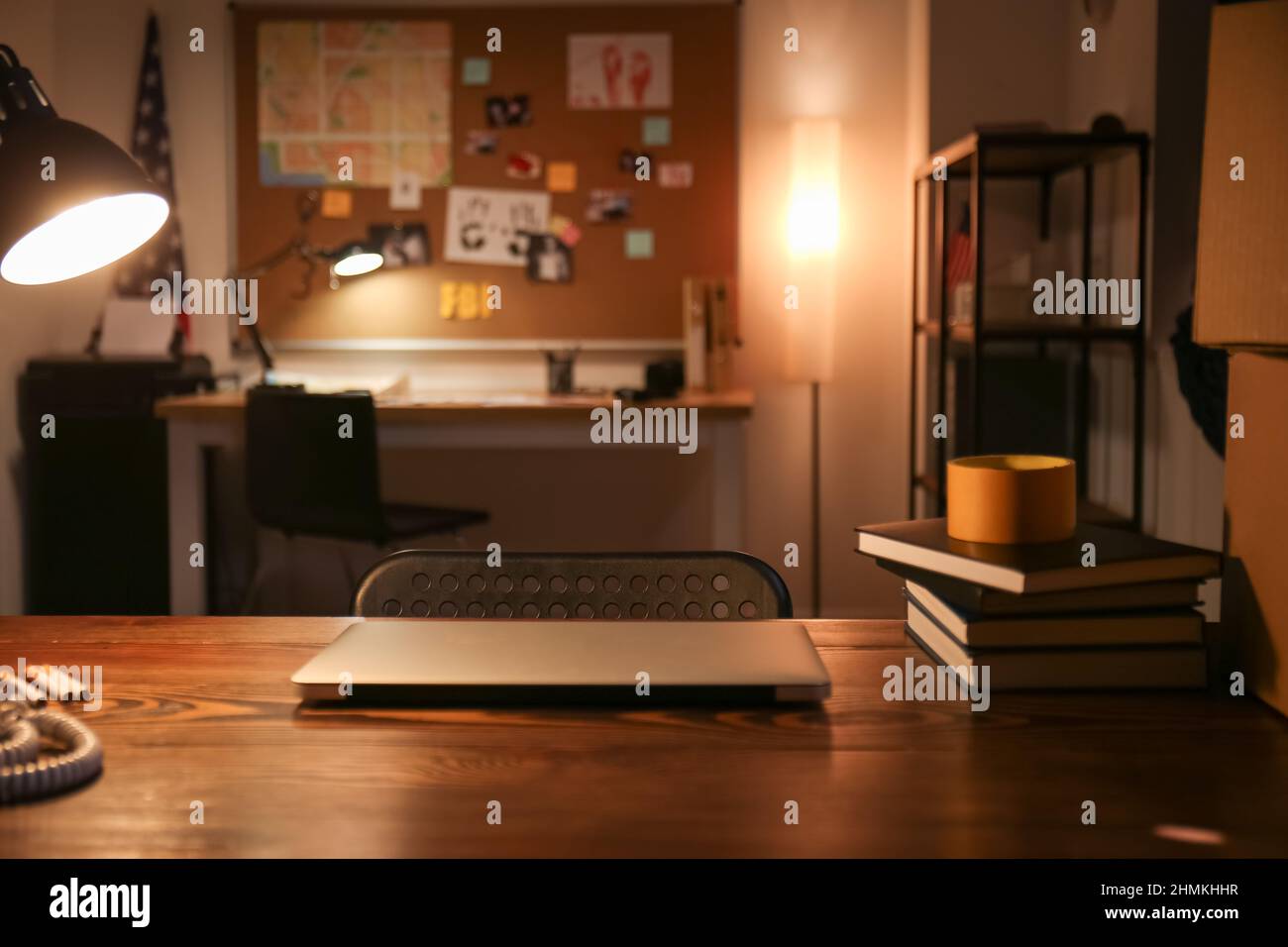 Posto di lavoro dell'agente FBI in ufficio di notte Foto Stock