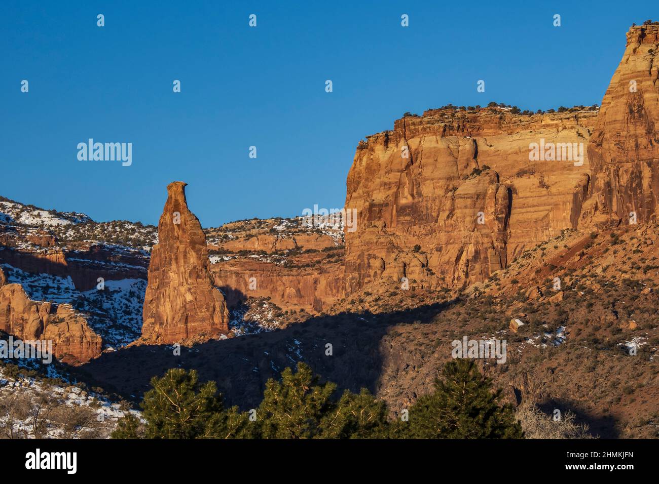 Sunrise Light sulle scogliere di Monument Canyon, Colorado National Monument, Grand Junction, Colorado. Foto Stock
