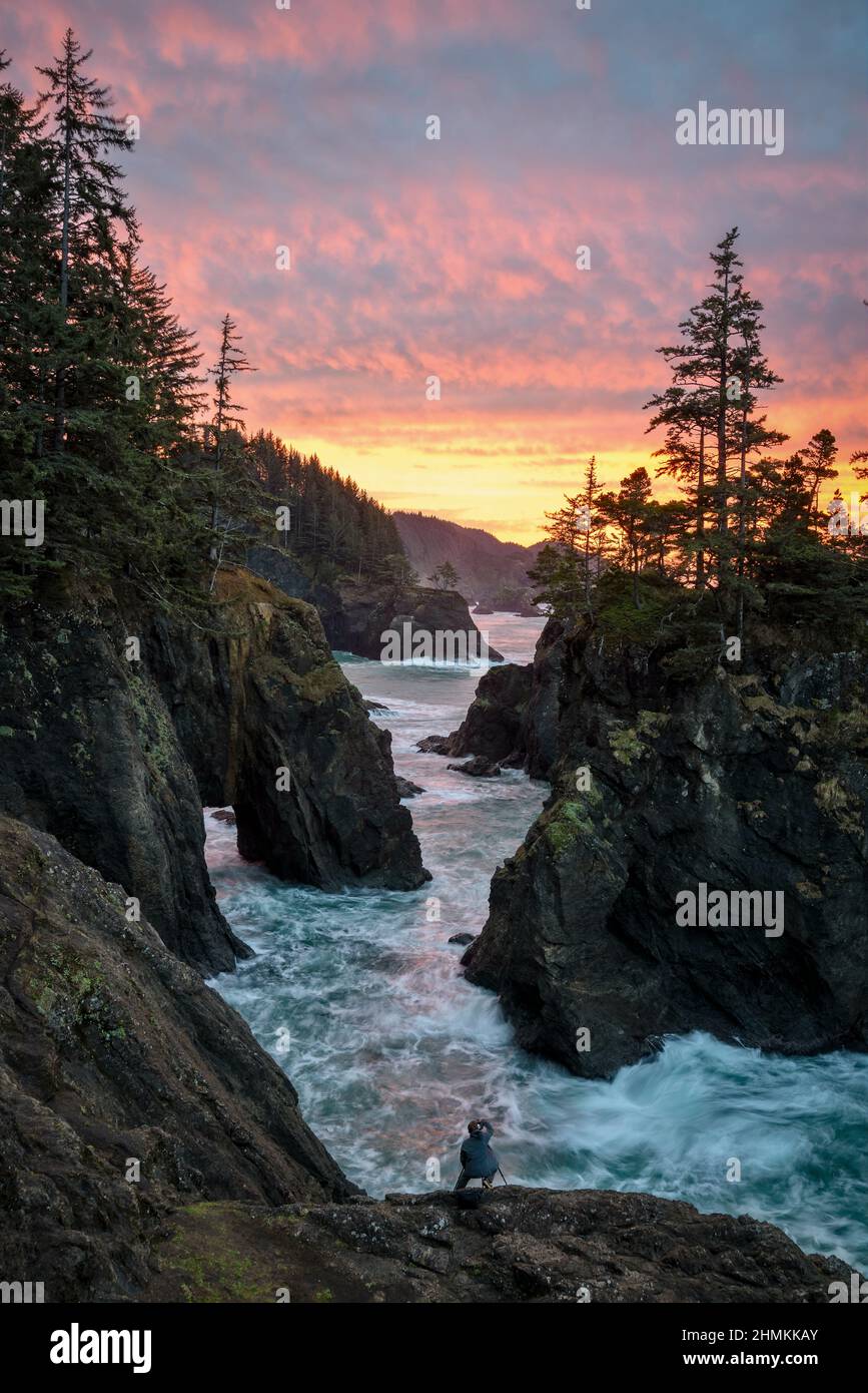 Marc Muench fotografa al Natural Bridges state Wayside sulla costa meridionale dell'Oregon. Foto Stock