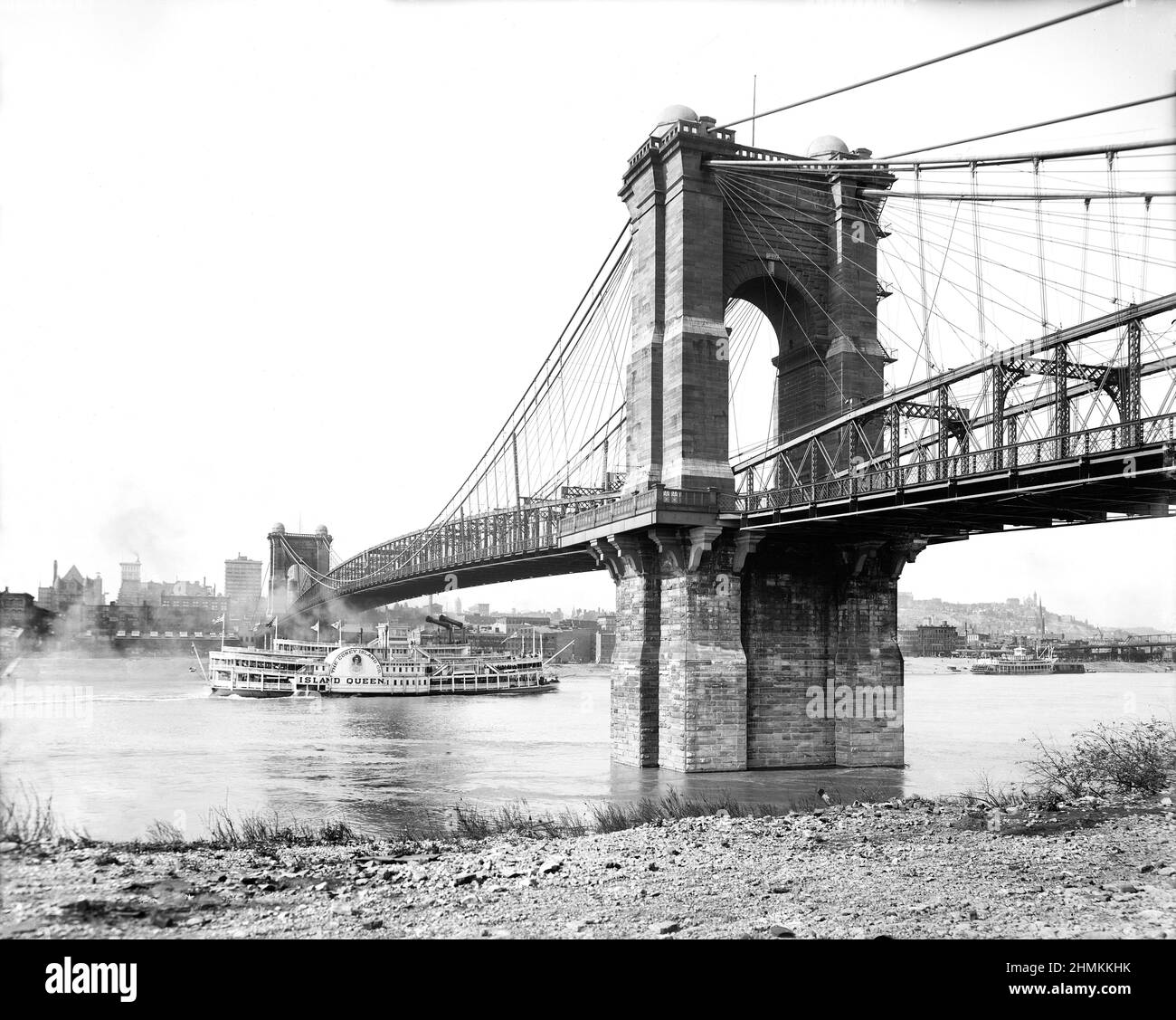 Battello fluviale e ponte sospeso, Ohio River, Cincinnati, Ohio, USA, Detroit Publishing Company, 1906 Foto Stock