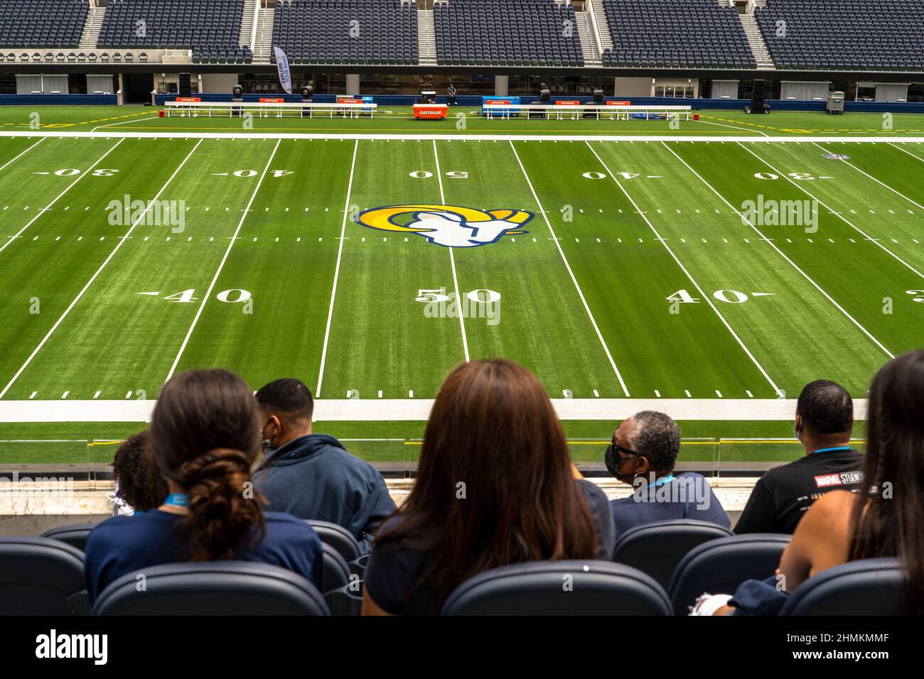 Gli appassionati di Rams hanno posto a sedere su una linea di 50 metri al SoFi Stadium, sede del superbowl LVI a Los Angeles, California Foto Stock