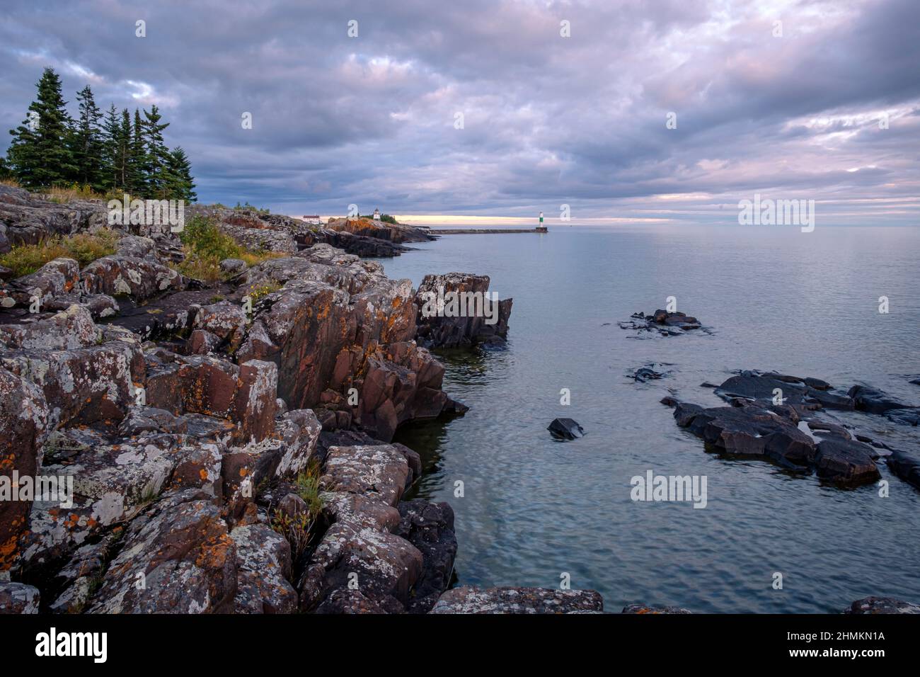 Lago Superior North Shore a Grand Marais, Minnesota, caratterizzato da una costa rocciosa accidentata con alghe arancioni. Foto Stock