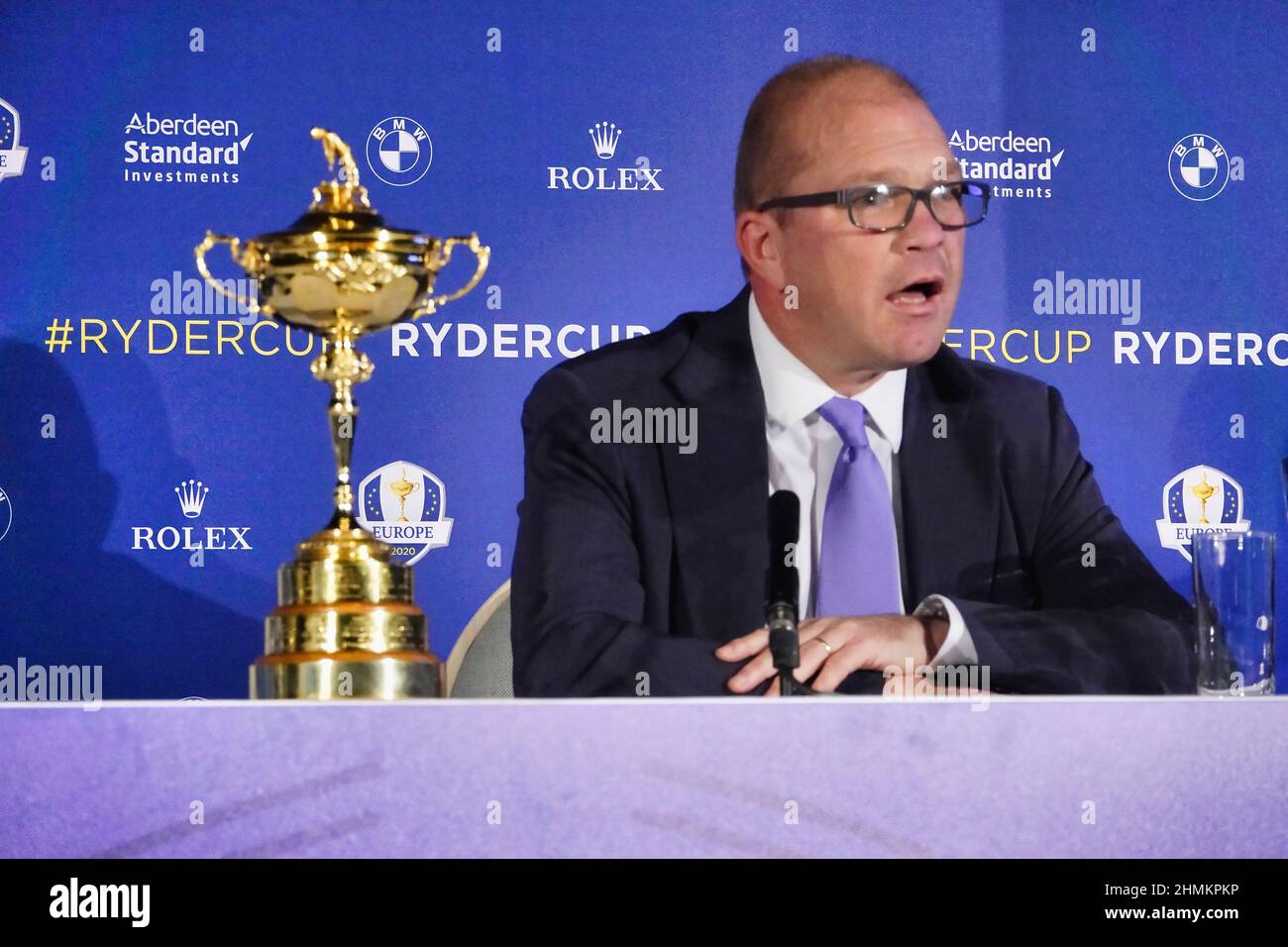 Guy Kinnings, direttore della Ryder Cup al DP World Tour parla ai media durante l'introduzione di Pardraig HarringtonÕs come capitano europeo della Ryder Cup, durante una conferenza nella sala da ballo del famoso Wentworth Golf Club Foto Stock