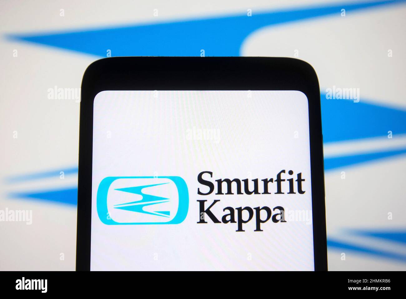 Ucraina. 10th Feb 2022. In questa foto, sullo schermo di uno smartphone viene visualizzato il logo Smurfit Kappa Group plc. (Foto di Pavlo Gonchar/SOPA Images/Sipa USA) Credit: Sipa USA/Alamy Live News Foto Stock