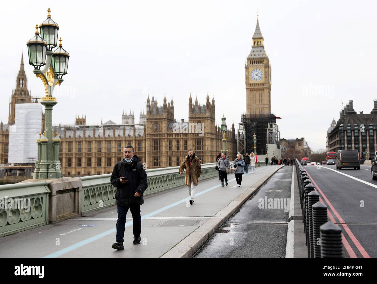 Londra, Gran Bretagna. 10th Feb 2022. La gente cammina sul Ponte di Westminster a Londra, in Gran Bretagna, 10 febbraio 2022. Il primo ministro britannico Boris Johnson ha annunciato mercoledì che ha in programma di rimuovere tutte le restanti restrizioni COVID-19 in Inghilterra un mese prima di quanto previsto. Le attuali restrizioni COVID-19 scadono il 24 marzo, ma le regole suggerite da Johnson potrebbero scadere più avanti nel mese. Credit: Li Ying/Xinhua/Alamy Live News Foto Stock