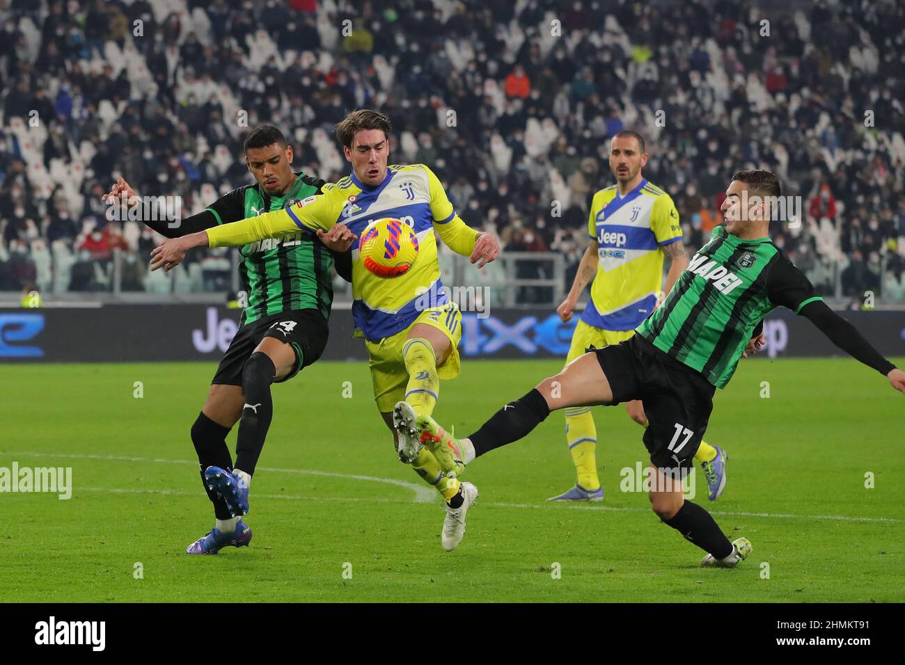 Torino, 10th febbraio 2022. Dusan Vlahovic di Juventus si scontra con Ruan Tressoldi e Mert Muldur degli Stati Uniti Sassuolo durante la partita della Coppa Italia allo Stadio Allianz di Torino. Il credito d'immagine dovrebbe essere: Jonathan Moscrop / Sportimage Foto Stock