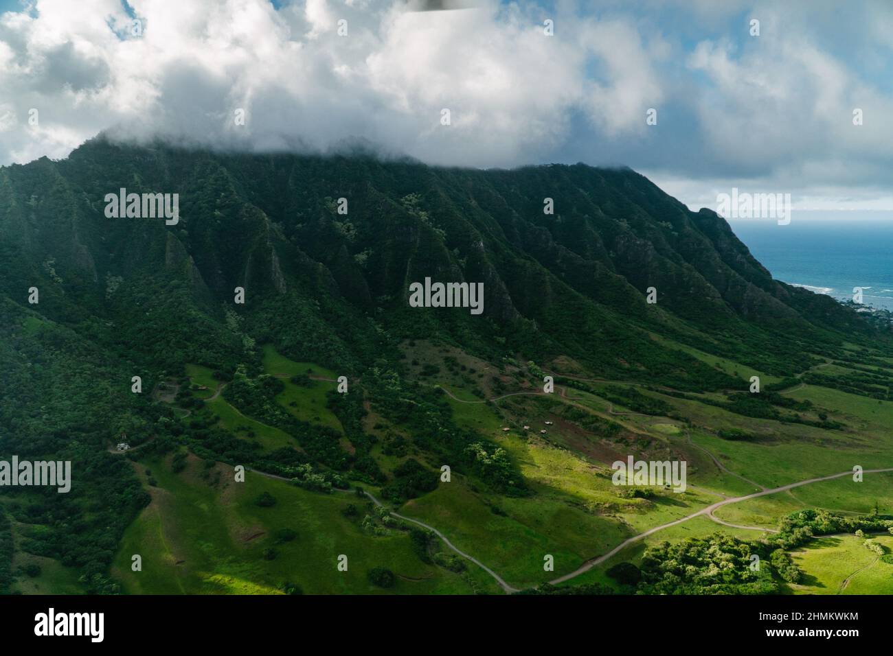 Vista areale delle belle montagne hawaiane con sfondo cielo nuvoloso Foto Stock