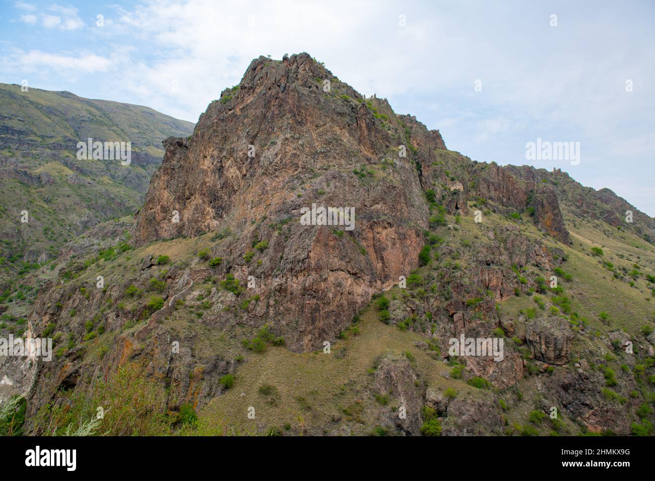 molto bella montagna rocciosa in georgia e cielo Foto Stock