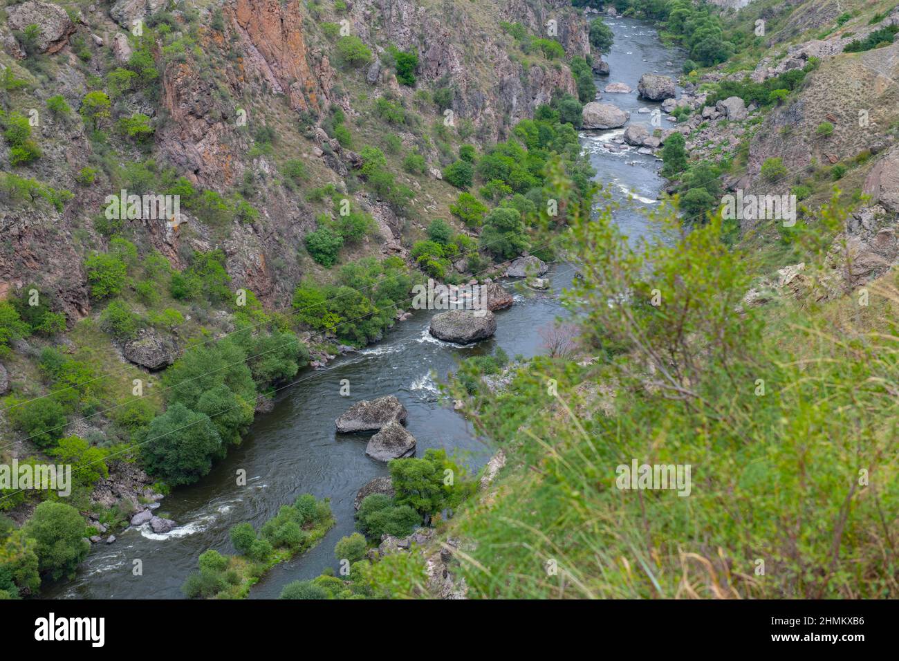 bel fiume corre tra le montagne rocciose Foto Stock