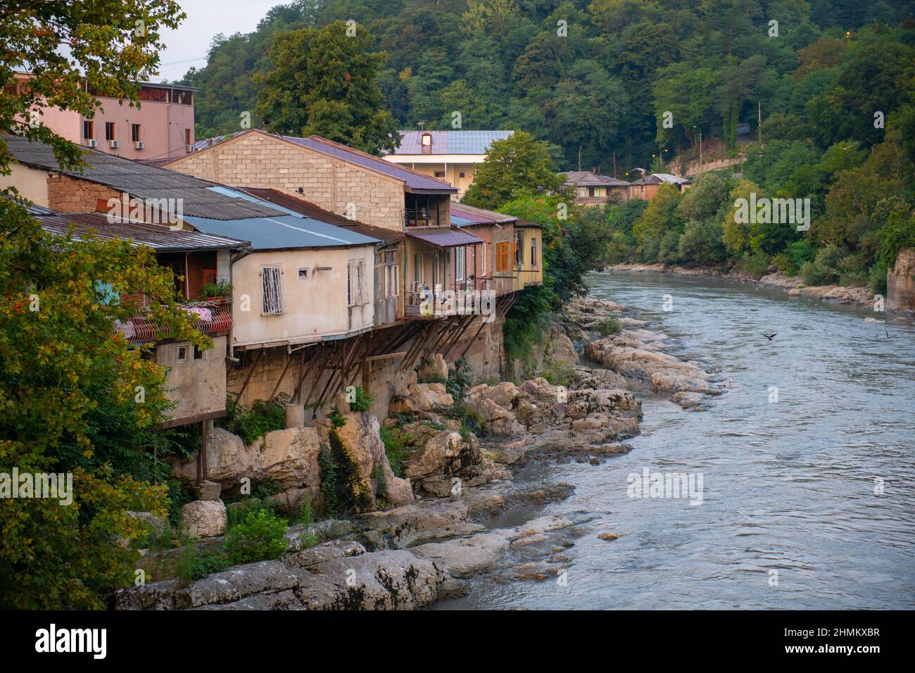 case in georgia sul pendio del fiume in kutaisi Foto Stock
