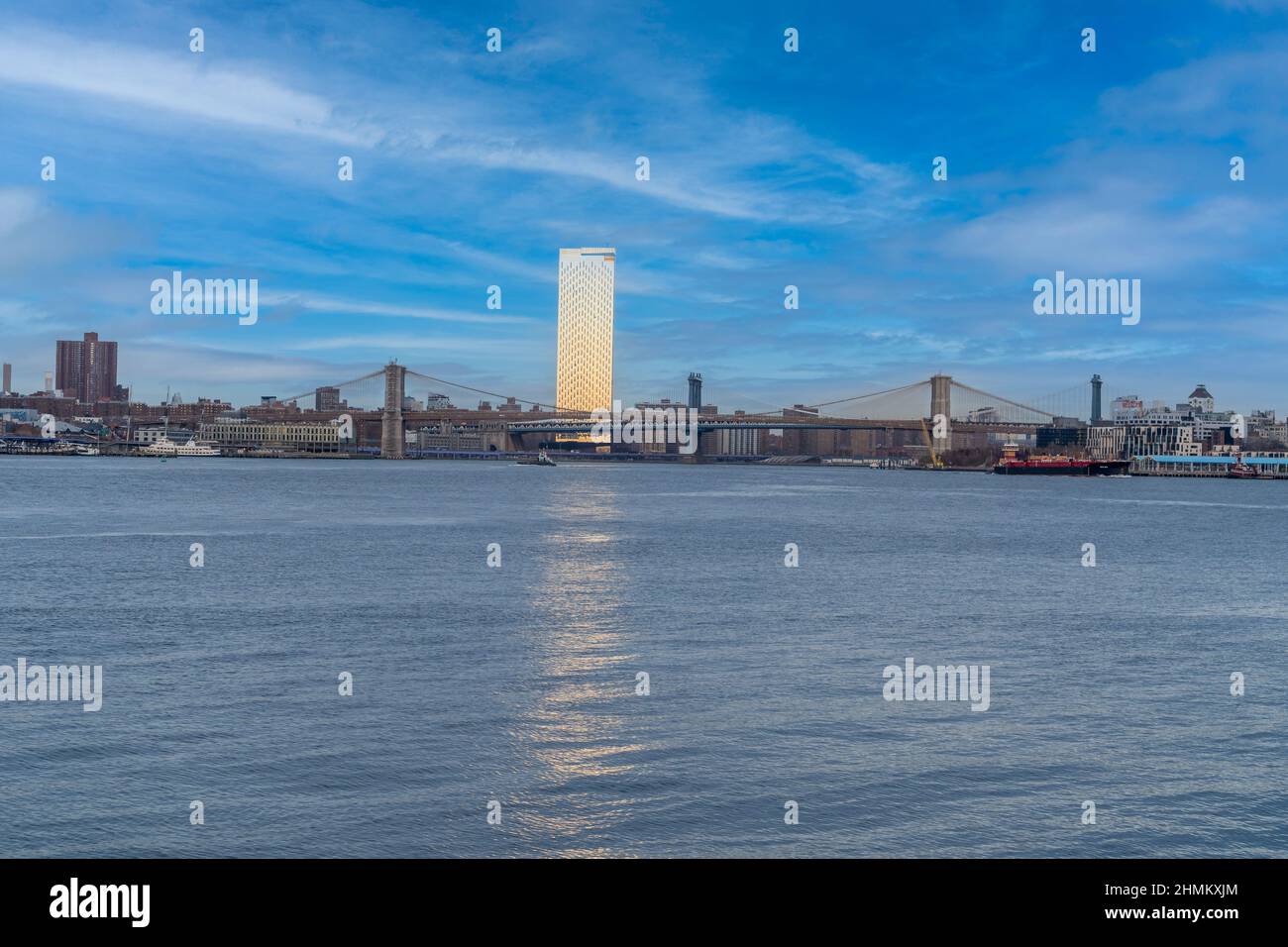 Ponte di Brooklyn con uffici che riflettono il sole Foto Stock