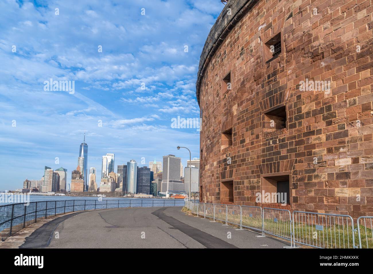 Vecchio contro nuovo, storico fortezza in mattoni Castello Williams su Governors Island sorvegliando il fiume Hudson con vista dei grattacieli di Manhattan nella ba Foto Stock