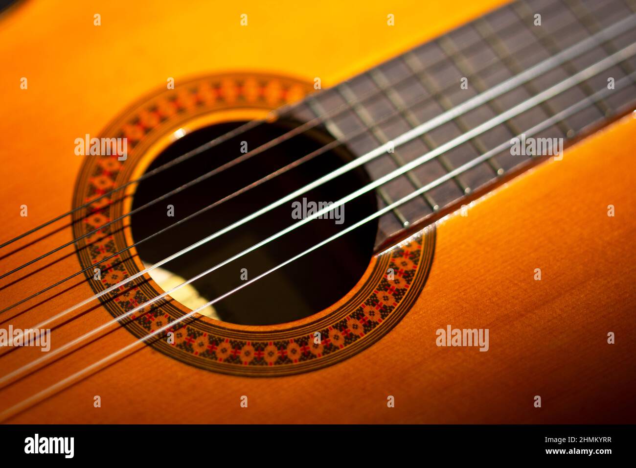 Un primo piano di una bellissima chitarra acustica, perfetta per gli appassionati di musica Foto Stock