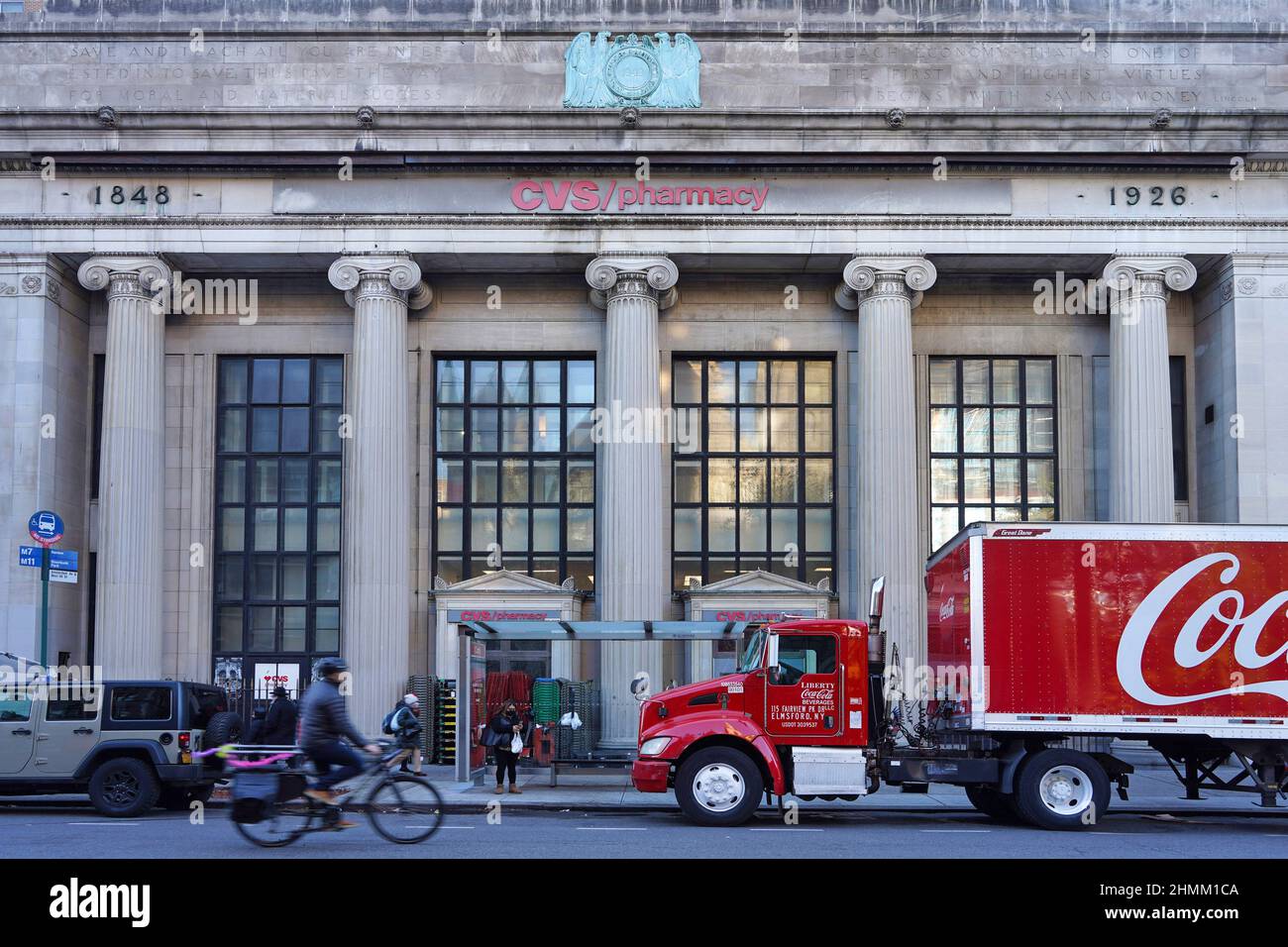 Preservazione architettonica a New York, con edificio bancario dal 1848 trasformato in farmacia Foto Stock