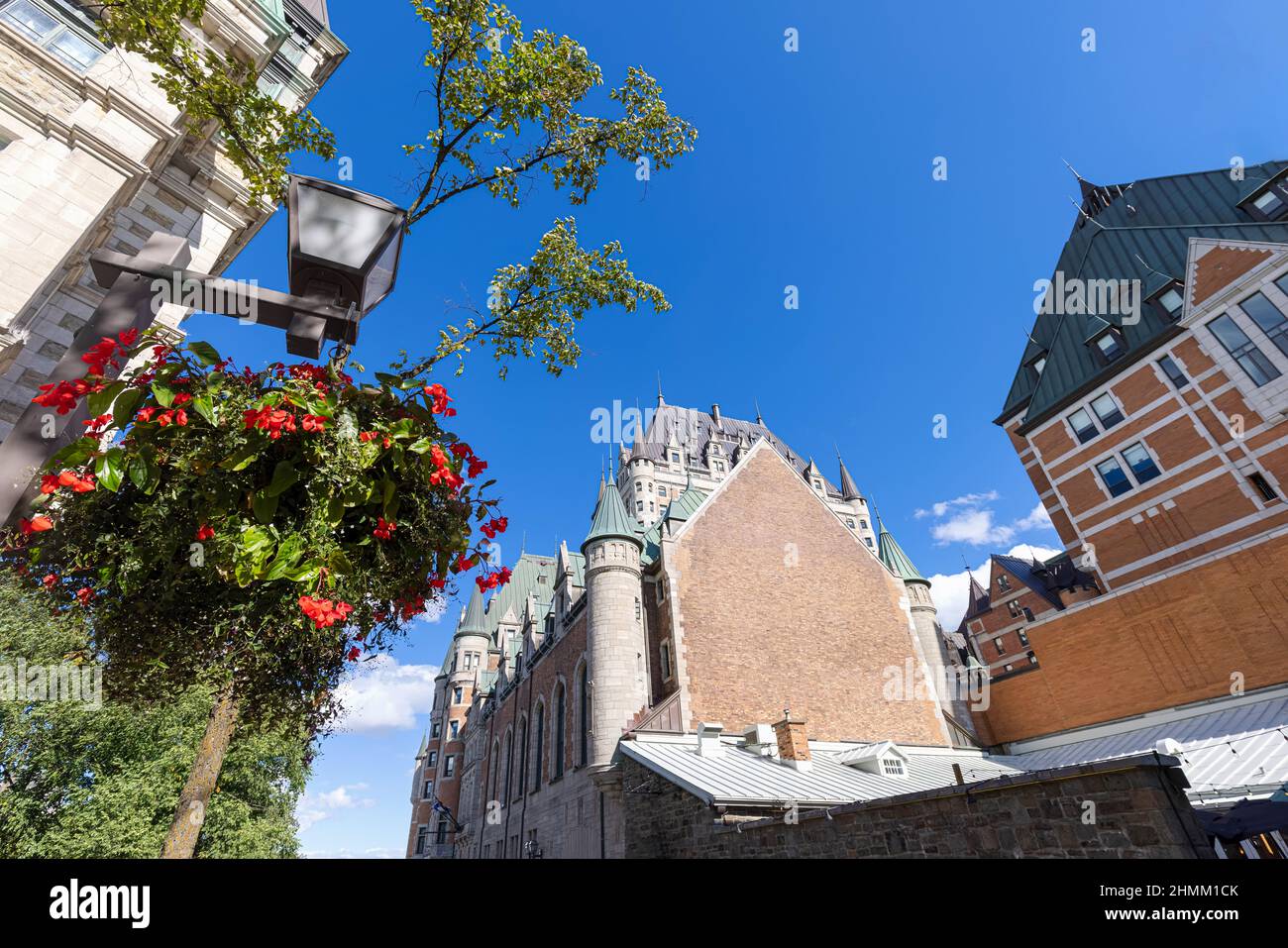 Le attrazioni turistiche della città vecchia di Quebec City della città alta del centro storico con il quartiere dello shopping, caffè e ristoranti e la vecchia architettura francese. Foto Stock