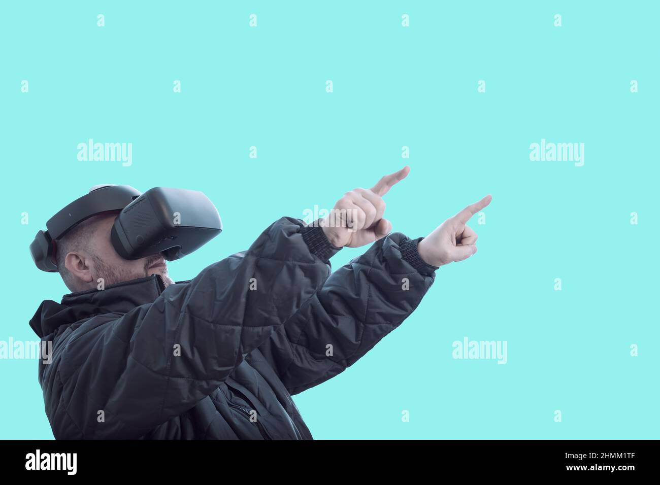 Un uomo che indossa occhiali vr punta il dito in avanti. Foto Stock