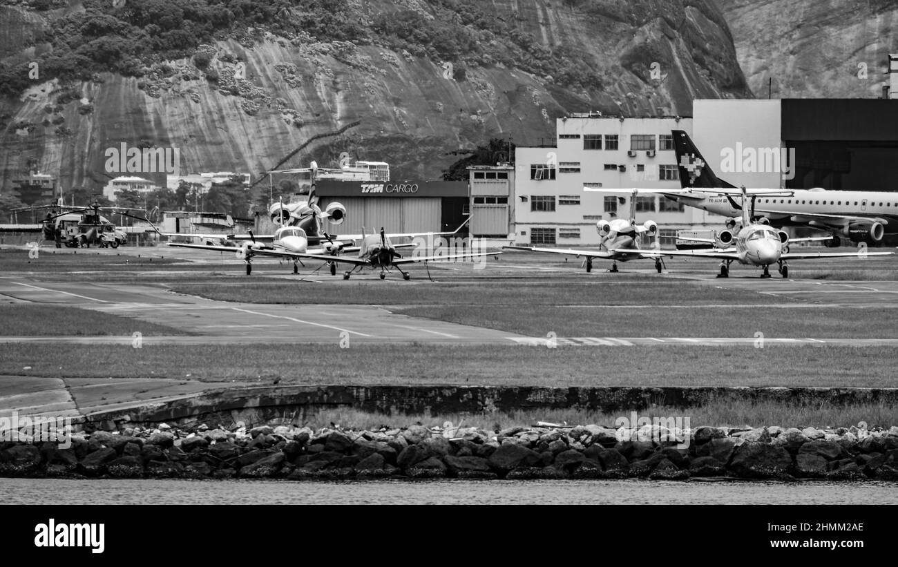 Rio de Janeiro, Brasile - CIRCA 2020: Volo di linea commerciale brasiliano tassando sulla pista dell'aeroporto nazionale Santos Dumont Foto Stock