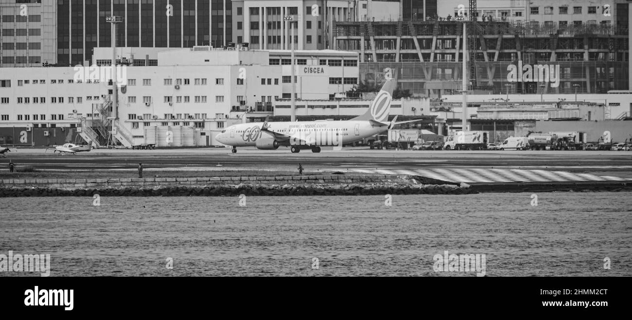 Rio de Janeiro, Brasile - CIRCA 2020: Volo di linea commerciale brasiliano tassando sulla pista dell'aeroporto nazionale Santos Dumont Foto Stock