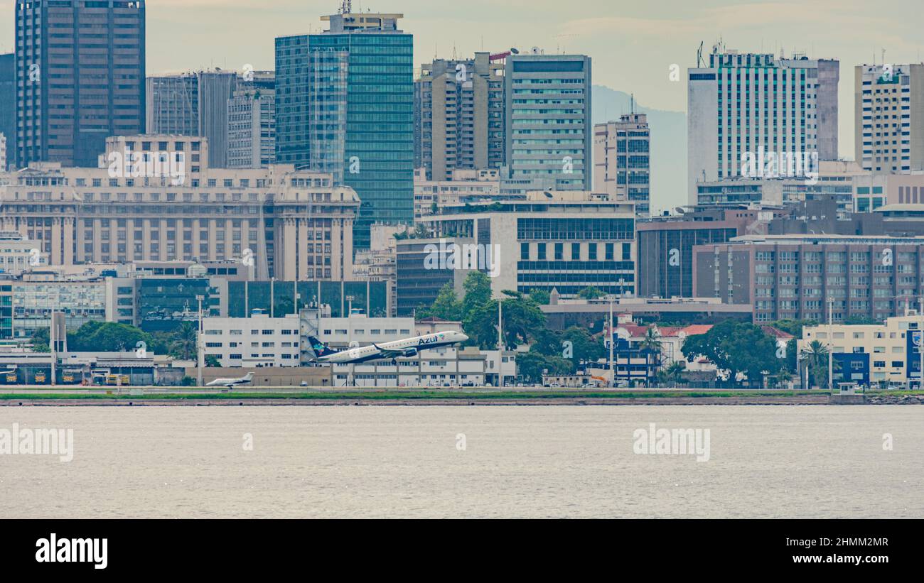 Rio de Janeiro, Brasile - CIRCA 2020: Volo di linea commerciale brasiliano tassando sulla pista dell'aeroporto nazionale Santos Dumont Foto Stock