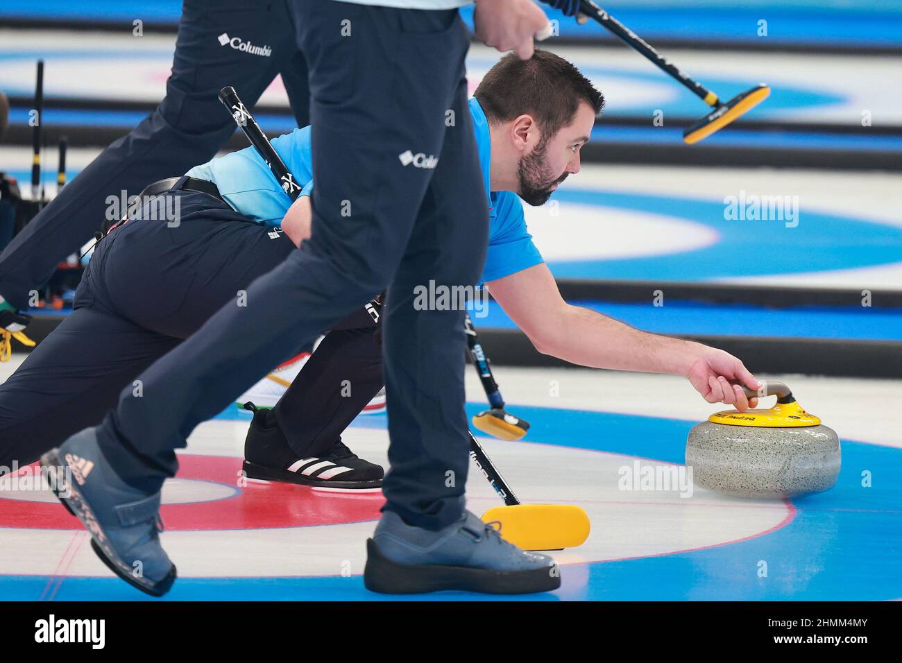 Pechino, Cina. 11th Feb 2022. John Landsteiner degli Stati Uniti compete durante la sessione di rapina degli uomini curling di Pechino 2022 Olimpiadi invernali tra gli Stati Uniti e la Gran Bretagna al National Aquatics Center di Pechino, capitale della Cina, 11 febbraio 3 2022. Credit: Liu Xu/Xinhua/Alamy Live News Foto Stock