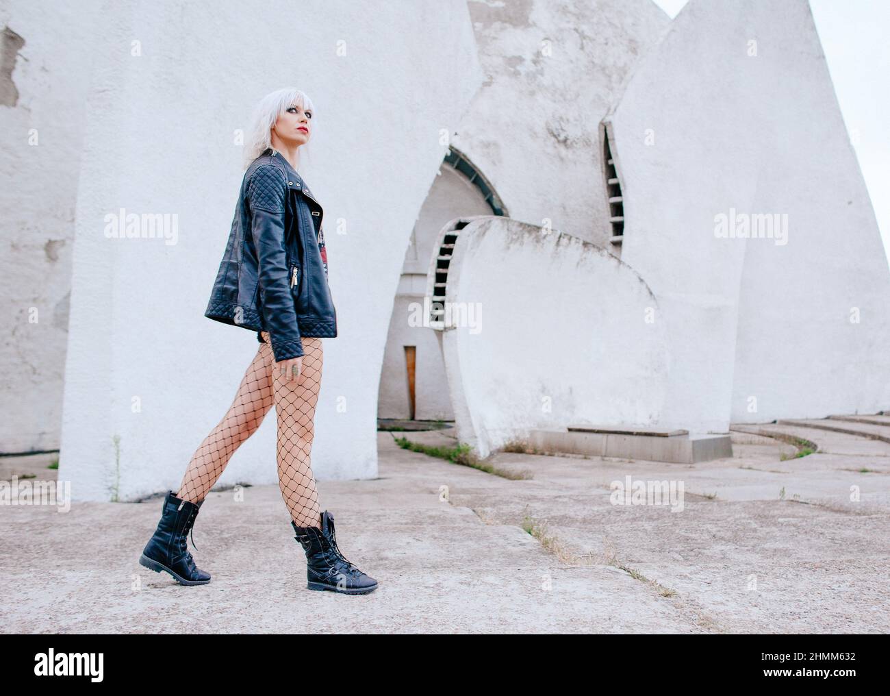 Ritratto di elegante bionda grunge bionda donna sullo sfondo futuristico Foto Stock