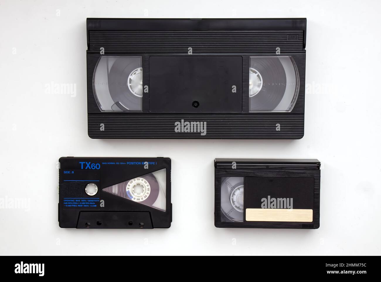 Evoluzione dei nastri Vintage Media Storage: VHS, Audio Cassette, VHS-C. Tecnologia del 90s. Foto Stock