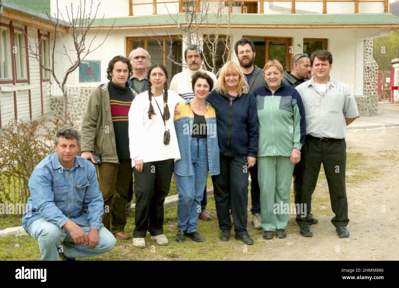 Il team di scrittori e giornalisti alla rivista 'Formula AS' durante un viaggio di lavoro, circa 2000. In piedi, da sinistra a destra: Bogdan Lupescu, Ion Longin Popescu, Ines Hristea, Sorin Preda, Sanziana Pop, Ilie Tudor, Rodica Demian. Foto Stock