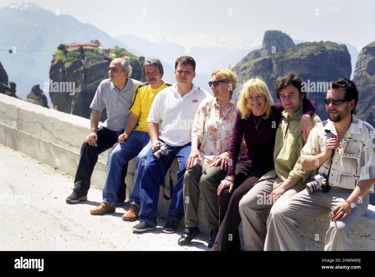 Il team di scrittori e giornalisti alla rivista 'Formula AS' durante un viaggio di lavoro in Grecia, 2006. Da sinistra a destra: Ion Longin- Popescu, Sorin Preda, Rodica Demian, Sanziana Pop, Bogdan Lupescu & Horia Turcanu. Foto Stock