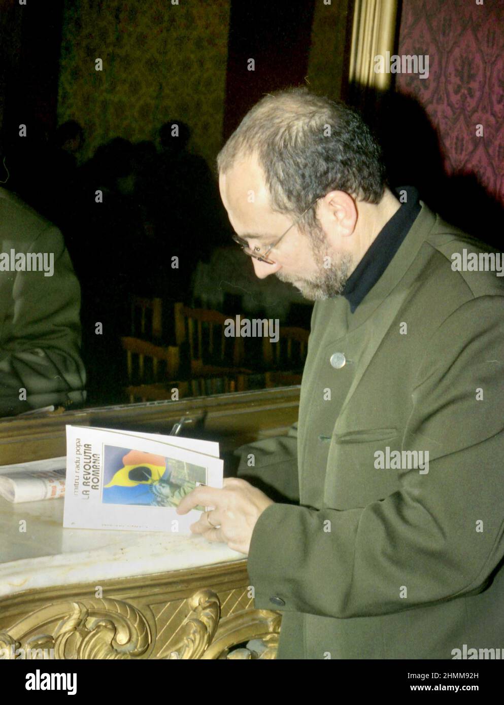 Bucarest, Romania, 2000. Lo scrittore rumeno-americano Dumitru Radu Popa al lancio del suo libro 'la Revolutia Romana'. Foto Stock