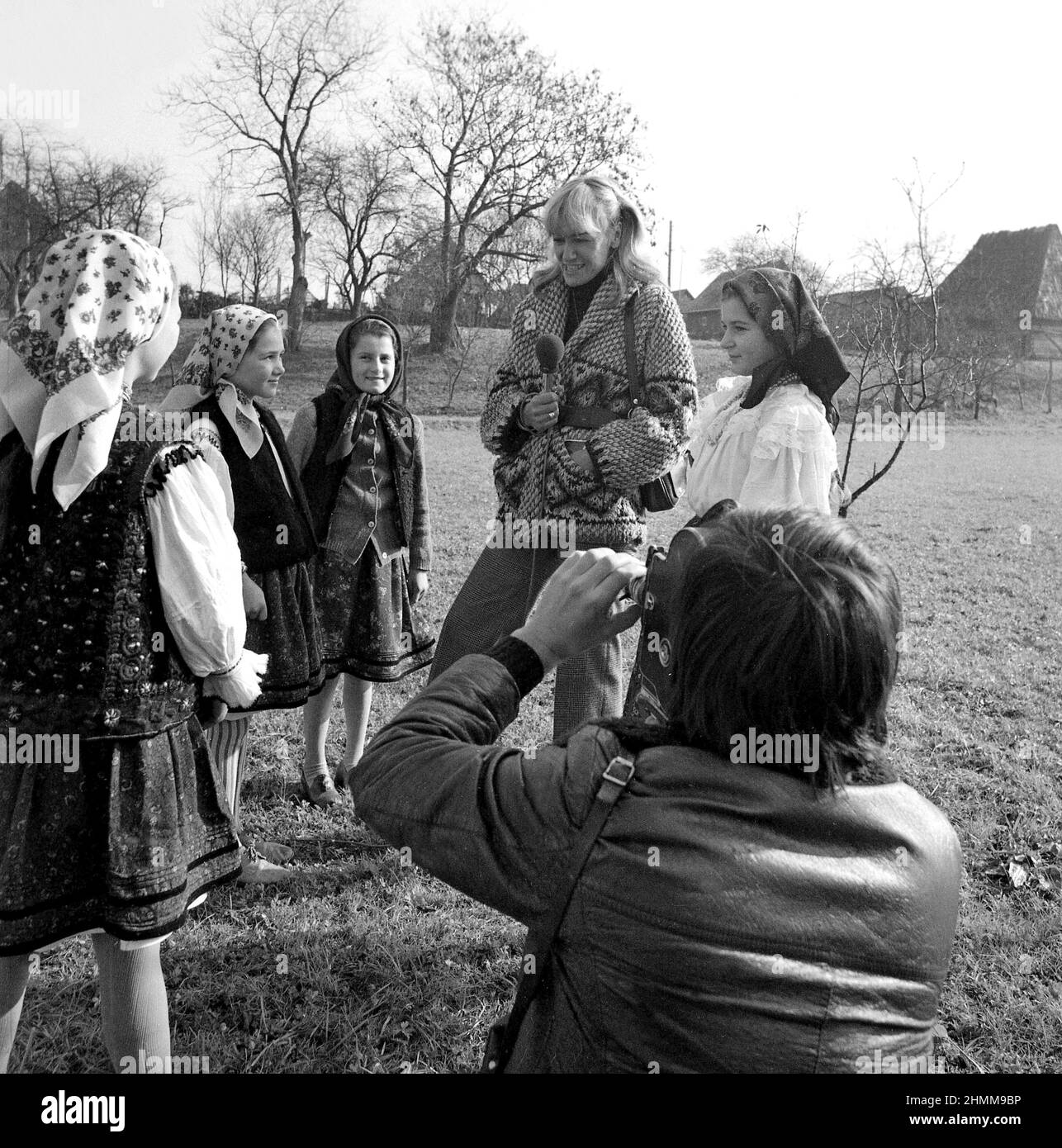 Giornalista rumeno Sanziana Pop a Sapanta, Maramures, circa 1981 Foto Stock