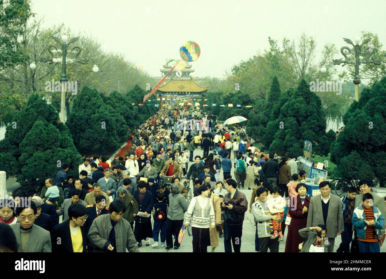 Persone al Tempio Memoriale di Lord Bao nella città di Kaifeng nella provincia di Henan in Cina. Cina, Kaifeng, novembre 1996 Foto Stock