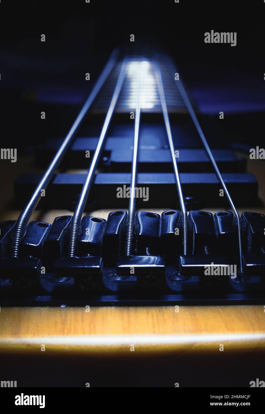 Primo piano del ponte di cinque corde di chitarra basso, forme evidenziate. Foto Stock