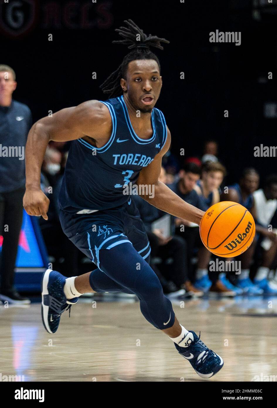 Feb 10 2022 Moraga CA, U.S.A. San Diego Guard Wayne McKinney III (3) va al basket durante la partita di pallacanestro maschile NCAA tra San Diego Toreros e Saint Mary's Gaels. Saint MaryÕs ha battuto San Diego 86-57 all'University Credit Union Pavilion Moraga Calif. Thurman James/CSM Foto Stock