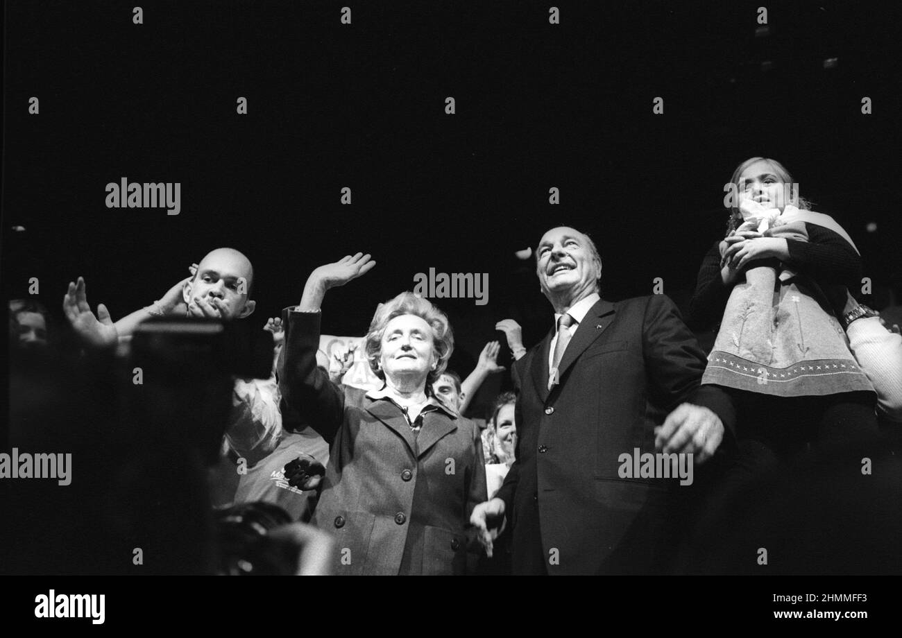 Lione (Francia centro-orientale), 2002/04/25: Riunione di Jacques Chirac, candidato alle elezioni presidenziali. Qui, sul palco accanto a sua moglie Bernadette Foto Stock