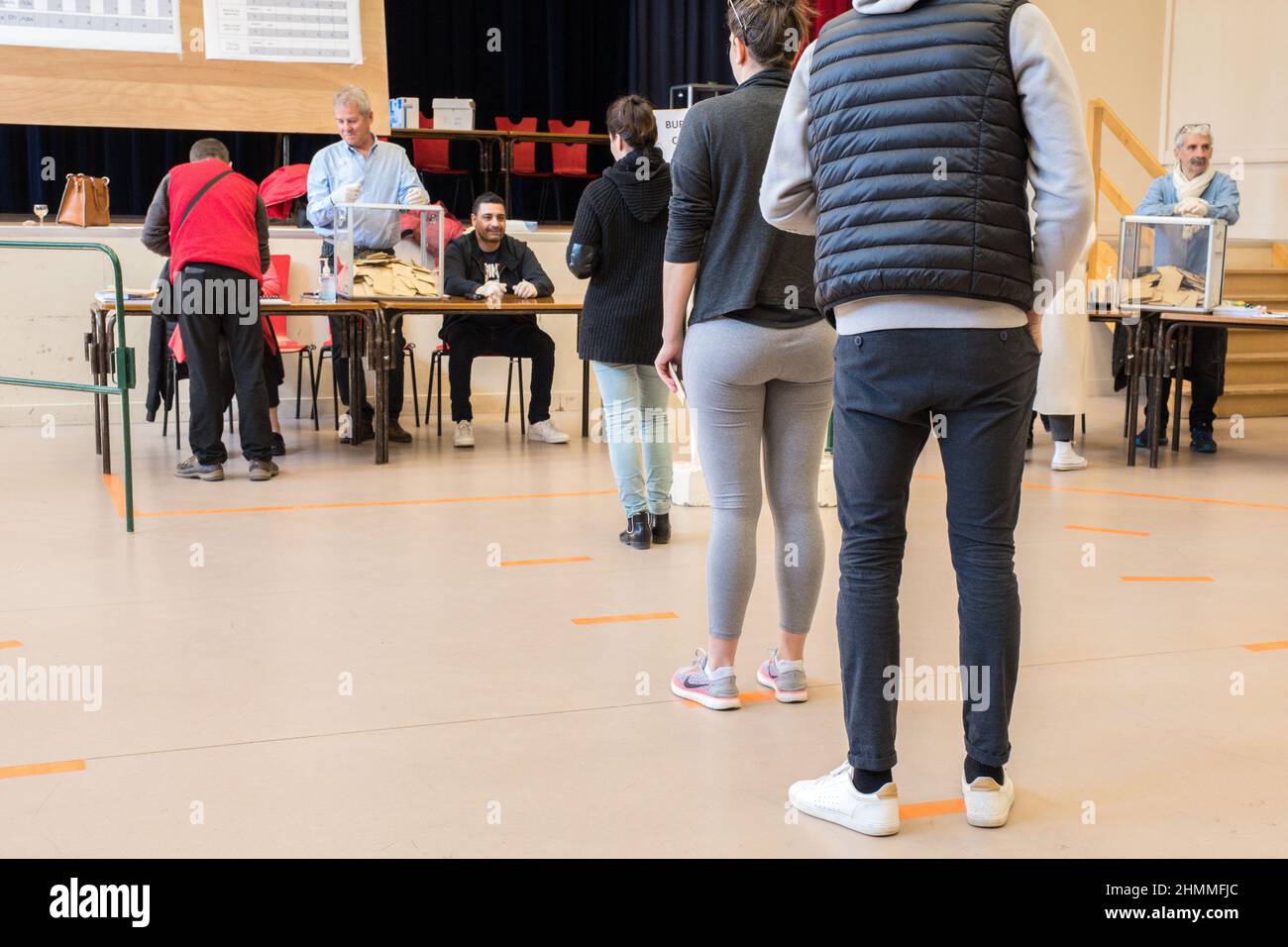 Elezioni locali, seggio elettorale in Ugine (Francia centro-orientale) il 15 marzo 2020: Misure di distanziamento sociale per combattere la diffusione del Covid-19 Foto Stock