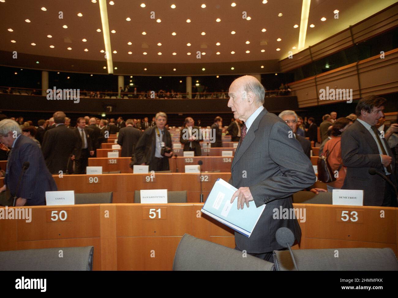 Belgio, Bruxelles, il 28 febbraio 2002: Valry Giscard d'Estaing, Presidente della Convenzione europea, partecipa ad una Conferenza sul futuro dell'Europa in cui si doveva concordare un trattato che istituiva una Costituzione per l'Europa. Foto Stock