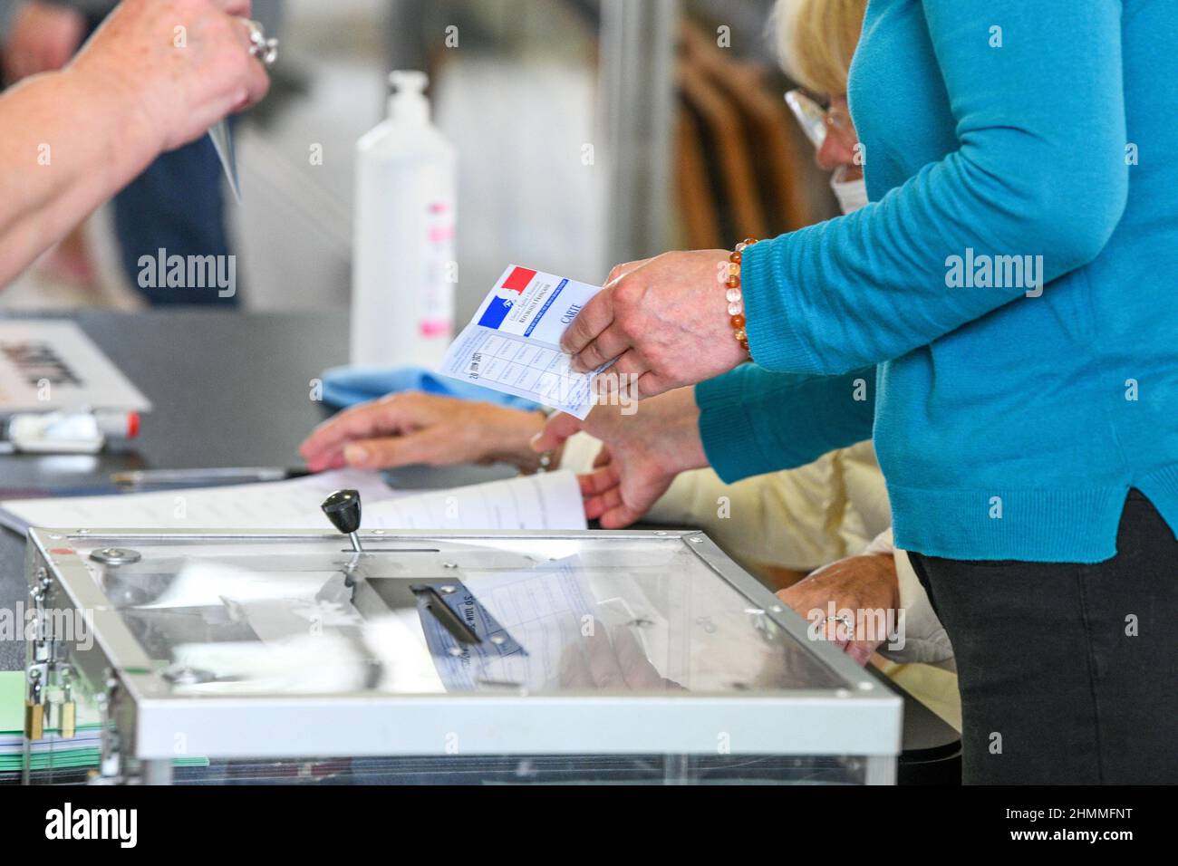 Illustrazione, elezioni dipartimentali e regionali in un seggio elettorale a Dieppe (Francia settentrionale) il 20 giugno 2021: Persona anziana in possesso di una tessera di registrazione degli elettori Foto Stock