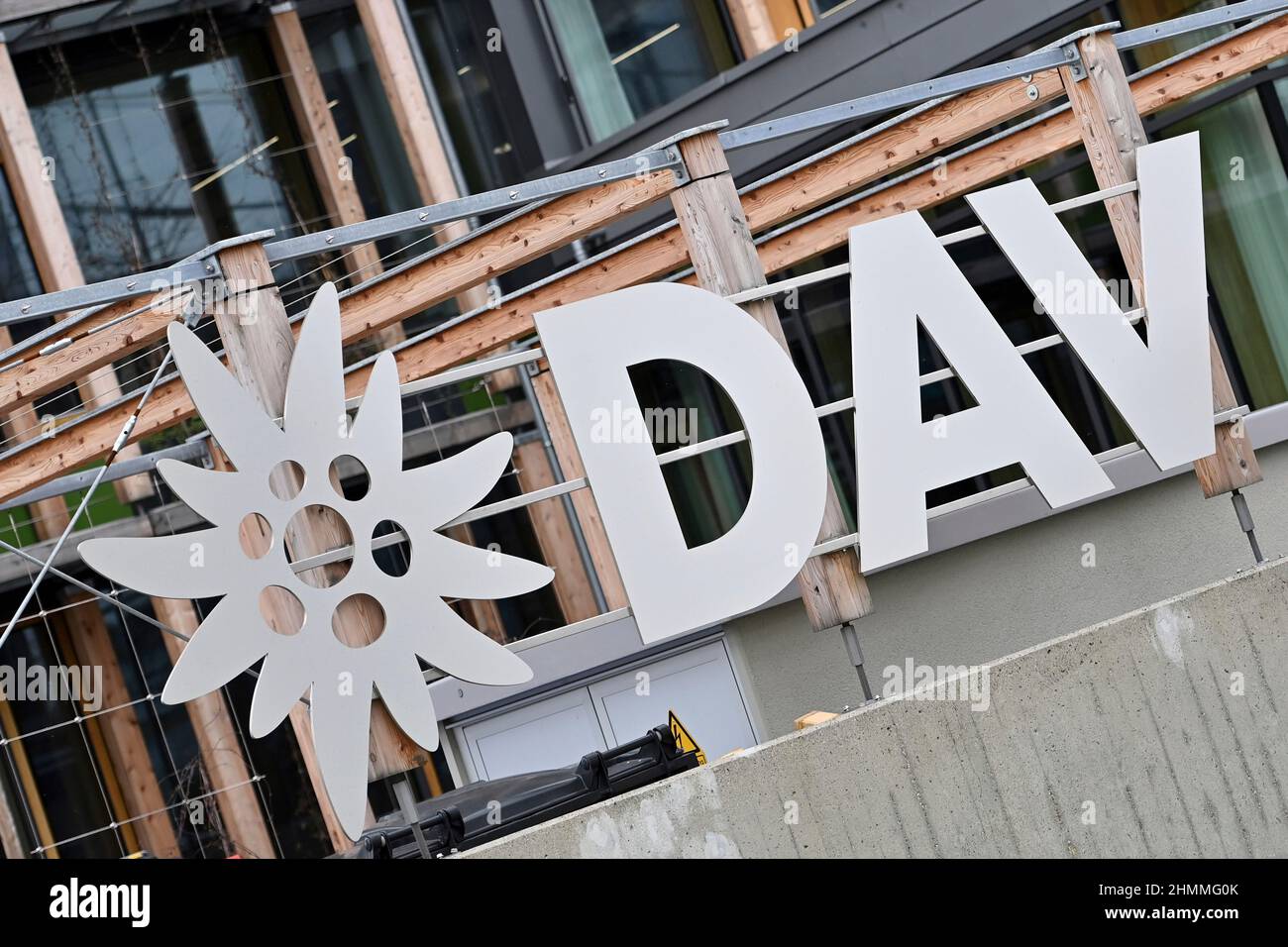 Monaco di Baviera, Germania. 11th Feb 2022. DAV-German Alpine Club Munich and Oberland, Ufficio federale, Logo.Emblem. Credit: dpa/Alamy Live News Foto Stock