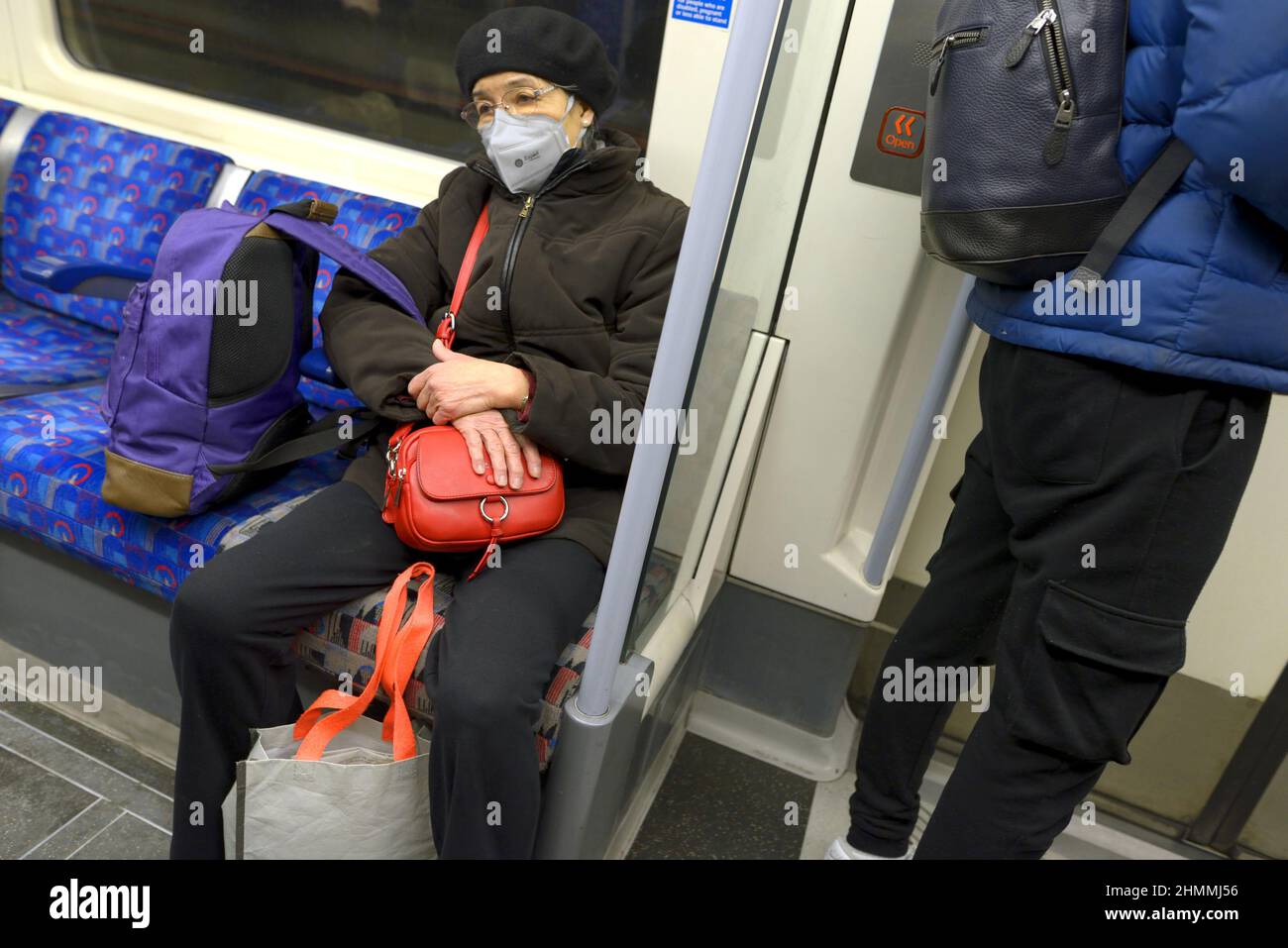 Londra, Inghilterra, Regno Unito. London Underground: Donna anziana che indossa una maschera COVID, Jan 2022 Foto Stock