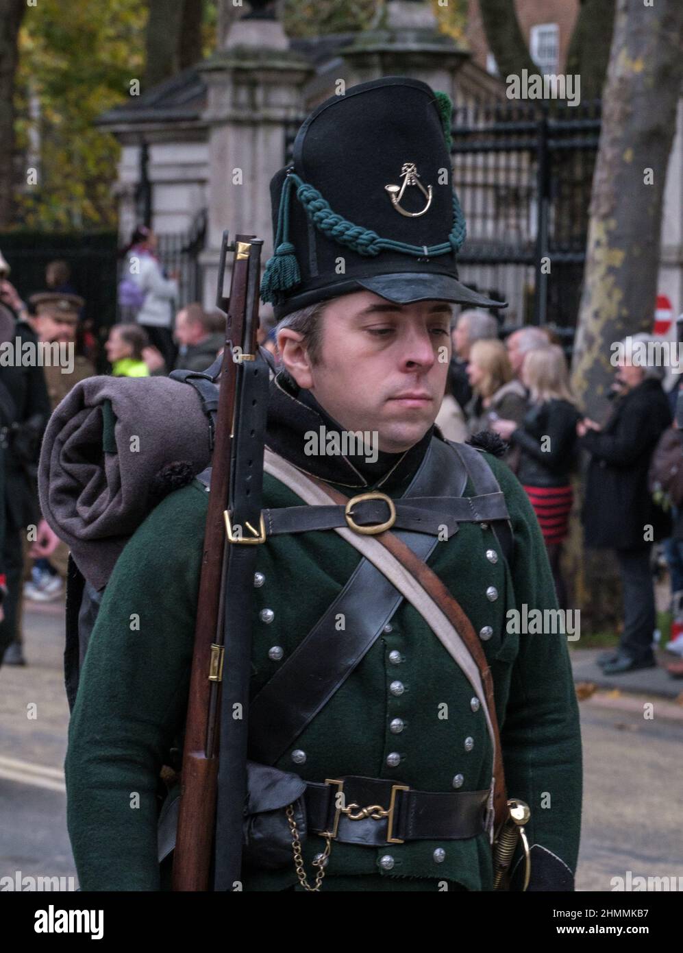 Reenactor vestito in uniforme Battle of Waterloo guarda verso il basso mentre marches nello spettacolo del Signore Sindaco del 2021, Victoria Embankment, Londra. Foto Stock