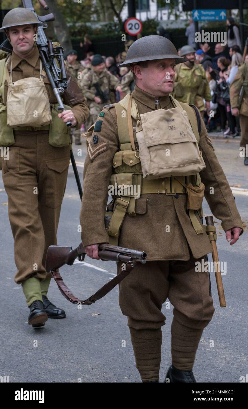 Uomini nella guerra mondiale 1 uniformi dell'esercito con elmetti e pistole in acciaio, nel Lord Mayor’s show 2021, Victoria Embankment, Londra. Foto Stock