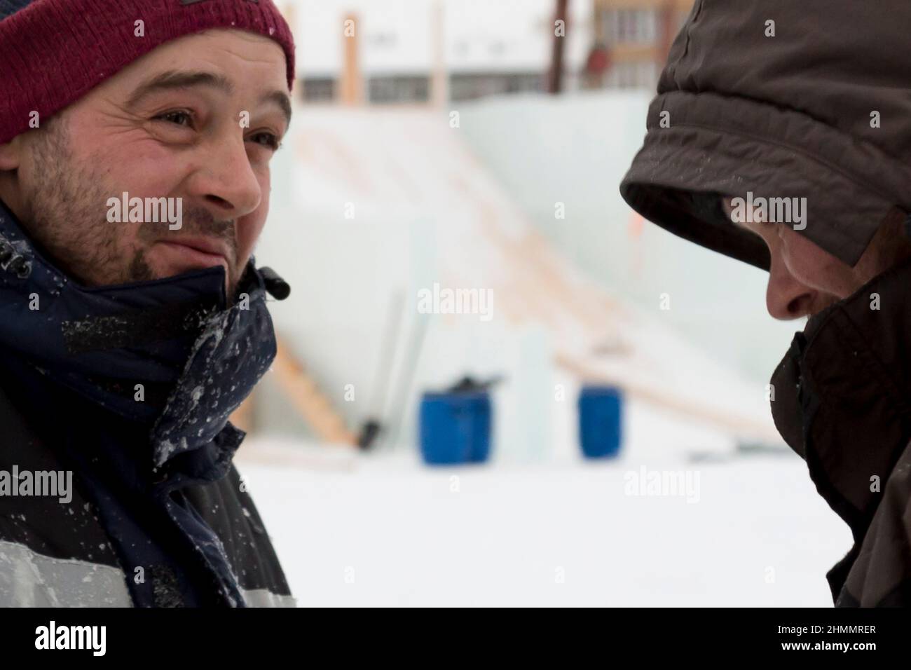 Gli installatori sono in un buon umore nel cantiere di costruzione di parlare Foto Stock