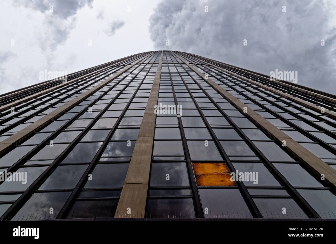 Torre di Montparnasse (Tour Montparnasse) presa dal basso durante un pomeriggio nuvoloso - Parigi, Francia. 11th del giugno 2016 Foto Stock