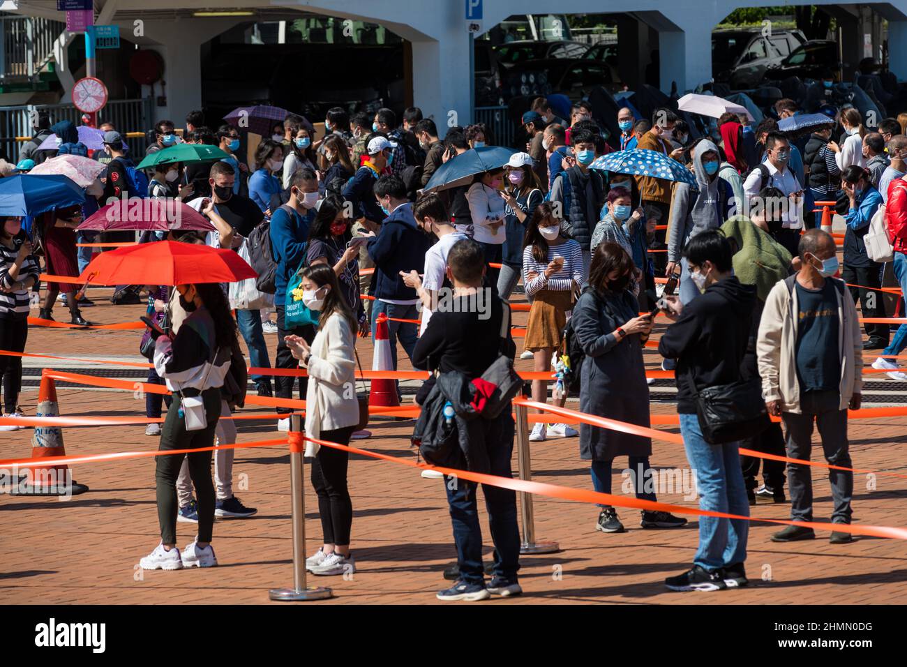 Hong Kong, Cina. 11th Feb 2022. Le persone si accodano a un terreno di prova all'aperto presso Endinburgh Place nel centro di Hong Kong. Credit: Marc R. Fernandes /Alamy Live News Foto Stock