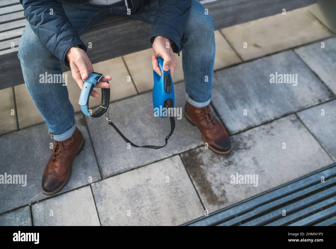 Foto ravvicinata delle mani dell'uomo che tengono il collo dell'animale domestico con un guinzaglio. Il proprietario del cane rotto con l'uomo doloroso addolorante circa l'amico grazioso e piangendo profondo circa ani Foto Stock