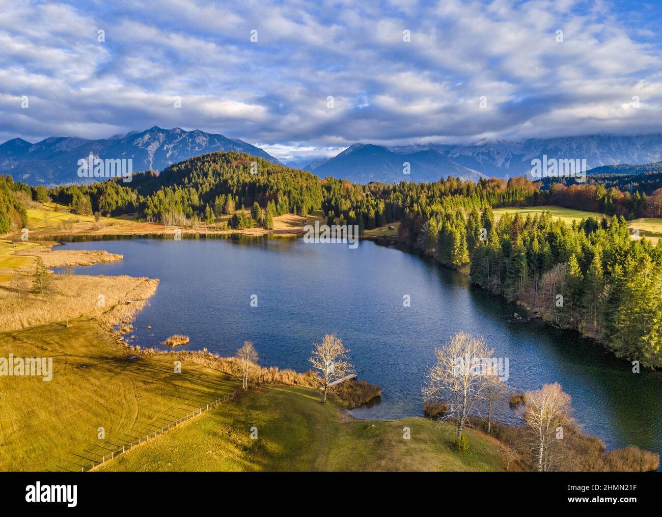 Lago di Geroldsee vicino a Kruen con Karwendel in Werdenfelser Land, vista aerea, Germania, Baviera, Oberbayern, Alta Baviera, Monti Karwendel Foto Stock