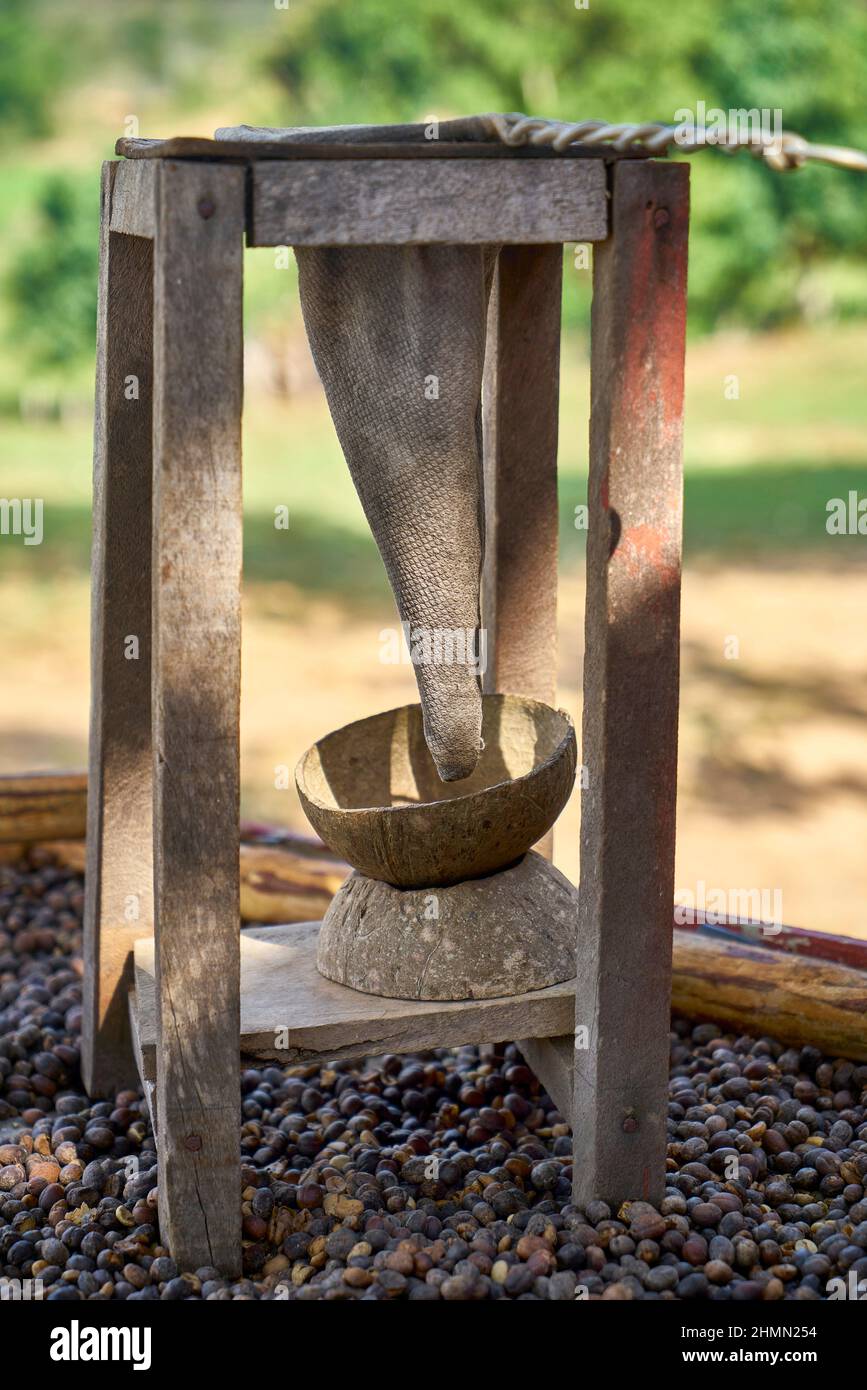 Macchina da caffè storica con filtro in tessuto di iuta e tazze di noci di cocco, Cuba, Pinar del Rio, Vinales Foto Stock