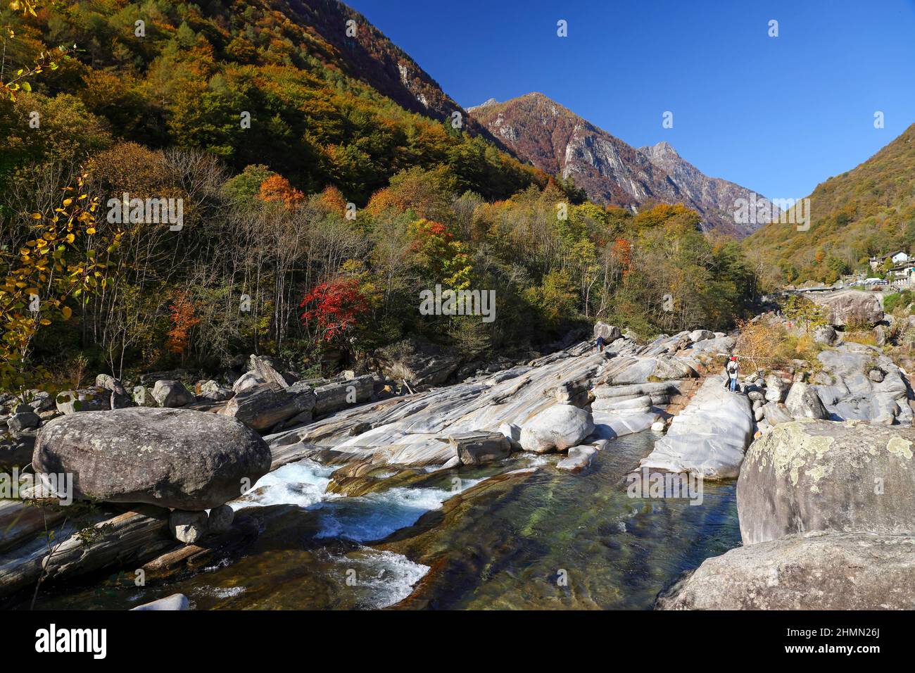 Rocce e scogliere nel fiume nella Valle Verzasca, Svizzera, Ticino, Lavertezzo Foto Stock