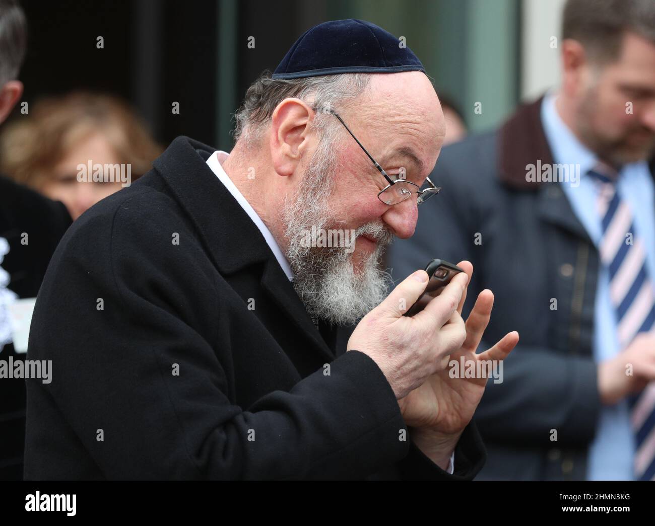 Capo Rabbi Ephraim Mirvis sul suo cellulare. Foto Stock